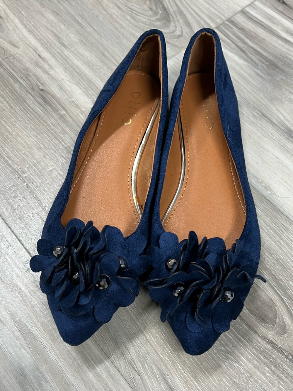 Quilted Floral Appliquรฉ Pointed-Toe Flats in Navy